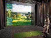 An seinem Handicap kann Jason Biggs auf diesem virtuellen Golfplatz arbeiten. Eine super Alternative zum Outdoor-Grün und ein perfekter Ausgleich für stressige Drehtage. (Bild-Copyright: Hayes Davidson/Caters News)