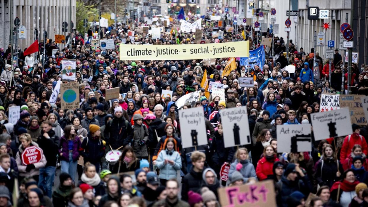 Der Demonstrationszug von Fridays For Future zum Aktionstag für mehr Klimaschutz zieht über die Reinhardtstraße in Berlin.