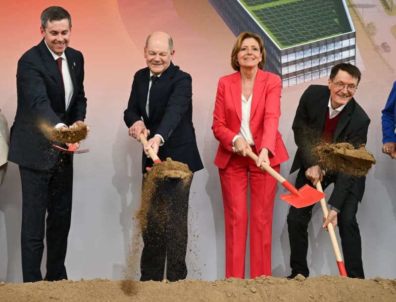 (L-R) Chairman and CEO of Eli Lilly and Company Dave Ricks, German Chancellor Olaf Scholz, Minister-President of Rhineland-Palatinate Malu Dreyer and German Minister of Health Karl Lauterbach take part in the symbolic ground-breaking ceremony for a new plant of the US pharmaceutical company Lilly. The company is investing around 2.3 billion euros in a production facility for injectable drugs in Alzey by 2027. Arne Dedert/dpa
