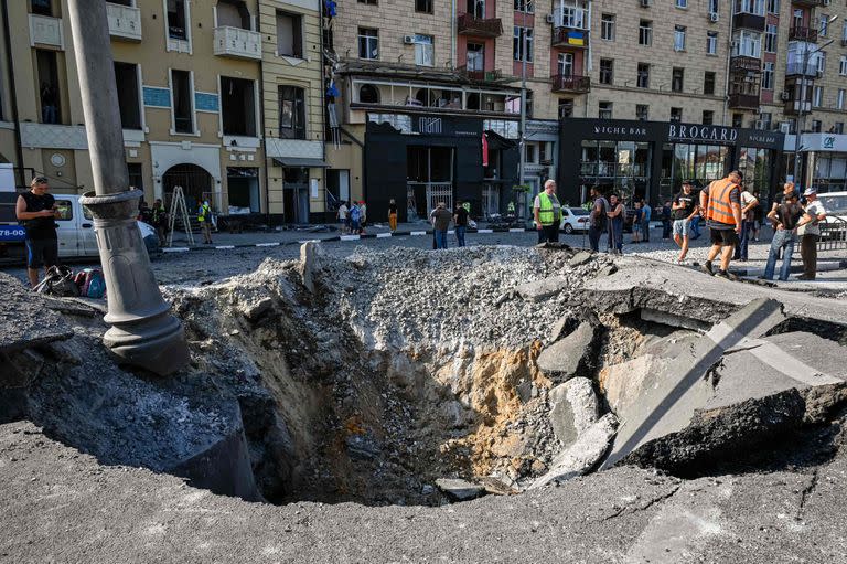 Un enorme cráter en el centro de Kharkiv, tras un bombardeo ruso