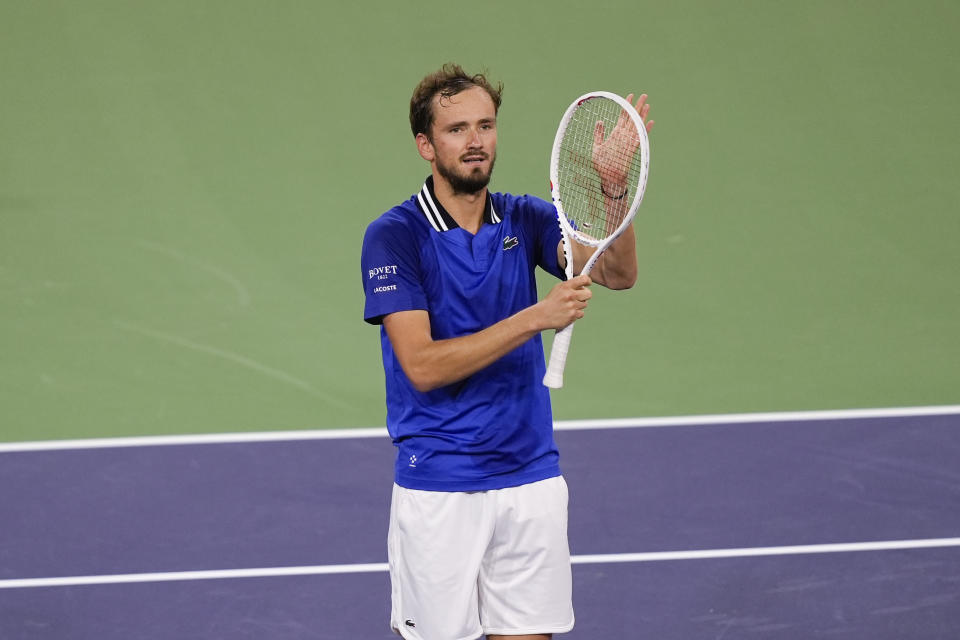 El ruso Daniil Medvedev le aplaude a la afición tras superar al estadounidense Tommy Paul en la semifinal de Indian Wells el sábado 17 de marzo del 2024. (AP Foto/Ryan Sun)