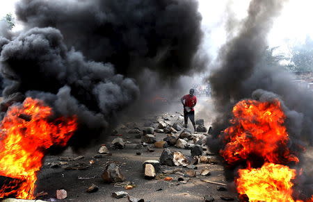 A demonstrator sets up a barricade during a protest against Burundi's President Pierre Nkurunziza and his bid for a third term in Bujumbura, Burundi, May 22, 2015. REUTERS/Goran Tomasevic