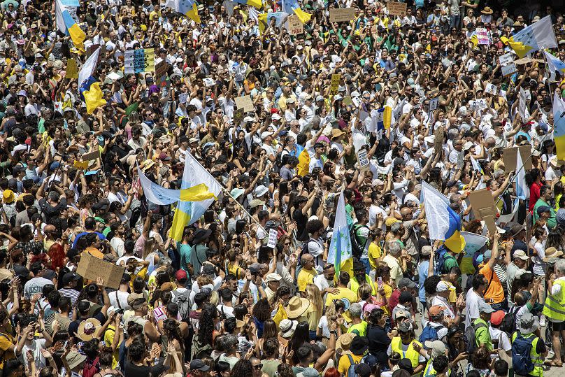 Imagen de cientos de personas en una manifestación masiva contra el turismo excesivo en Las Palmas de Gran Canaria, 20 de abril de 2024.