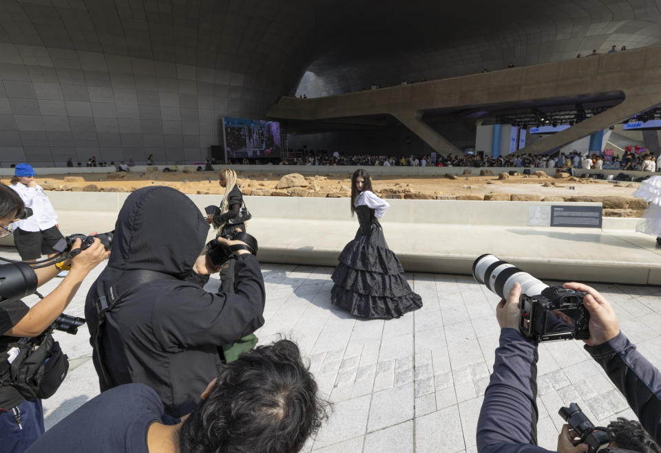 The street scene outside Dongdaemun Design Plaza.