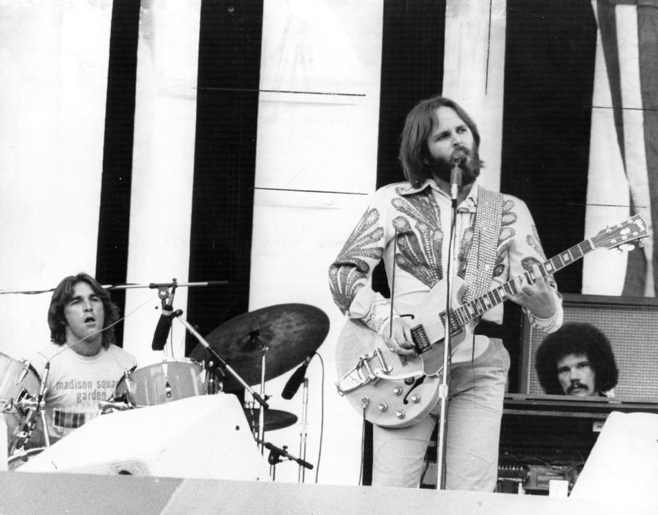 Auch ohne Mastermind Brian Wilson zogen die Beach Boys Mitte der 80er-Jahre noch riesige Menschenmassen an: Bei Konzerten zum Unabhängigkeitstag am 4. Juli sahen 1984 750.000 Menschen die Band in Washington, 1985 kamen sogar geschätzt eine Million Besucher nach Philadelphia, um die legendäre Surf-Pop-Band live zu erleben. (Bild: Gary Merrin/Keystone Features/Getty Images)