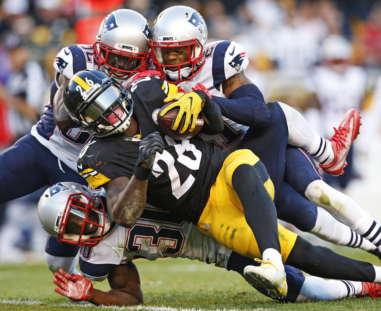 Former Steelers linebacker James Harrison says Le’Veon Bell should fake injuries to stay healthy. (AP)