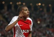 <p>Kylian Mbappé wird wohl bald der teuerste Fußballer aller Zeiten sein: Die Real-nahe und gut informierte spanische Sportzeitung “Marca” berichtet, dass sich die “Königlichen” und der AS Monaco über einen neuen Rekordtransfer einig sind. Und zwar für sage und schreibe 180 Millionen Euro: 160 Millionen Euro bezahlt Real Madrid für das 18-jährige Wunderkind umgehend – 20 weitere Millionen Euro könnten als Bonus noch draufkommen. Unfassbar! (Bild: AP)</p>