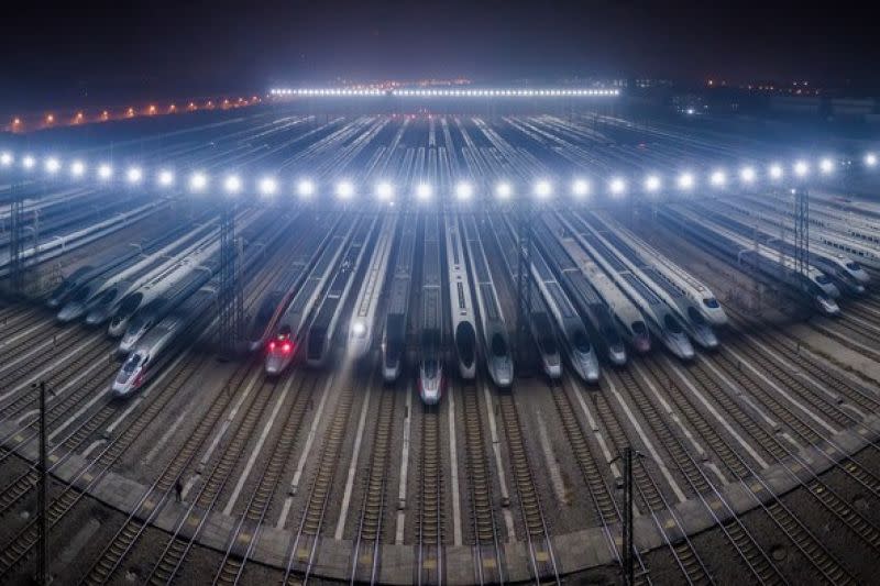 Foto yang diabadikan pada 6 Januari 2023 ini menunjukkan sejumlah kereta peluru di Stasiun Layanan Kereta Peluru Utara Guiyang di Guiyang, Provinsi Guizhou, China barat daya. (Xinhua/Liu Xu)