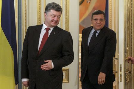 Ukrainian President Petro Poroshenko (L) and outgoing European Commission President Jose Manuel Barroso enter a room before their meeting in Kiev, September 12, 2014. REUTERS/Valentyn Ogirenko