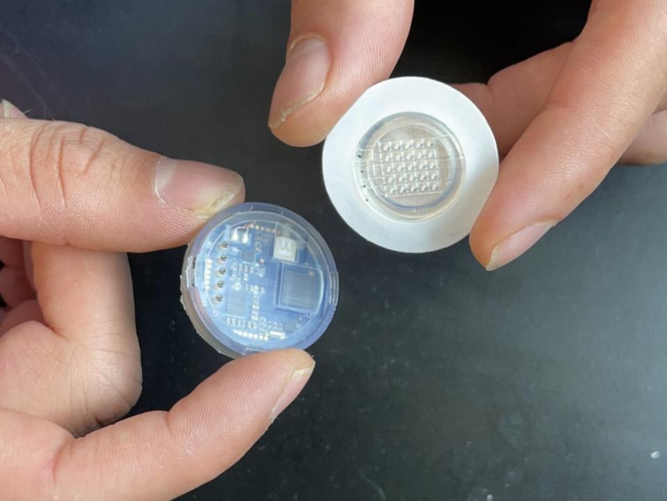 <div class="inline-image__caption"><p>The disposable microneedle patch detaches from the reusable electronic case.</p></div> <div class="inline-image__credit">Laboratory for Nanobioelectronics/UC San Diego</div>