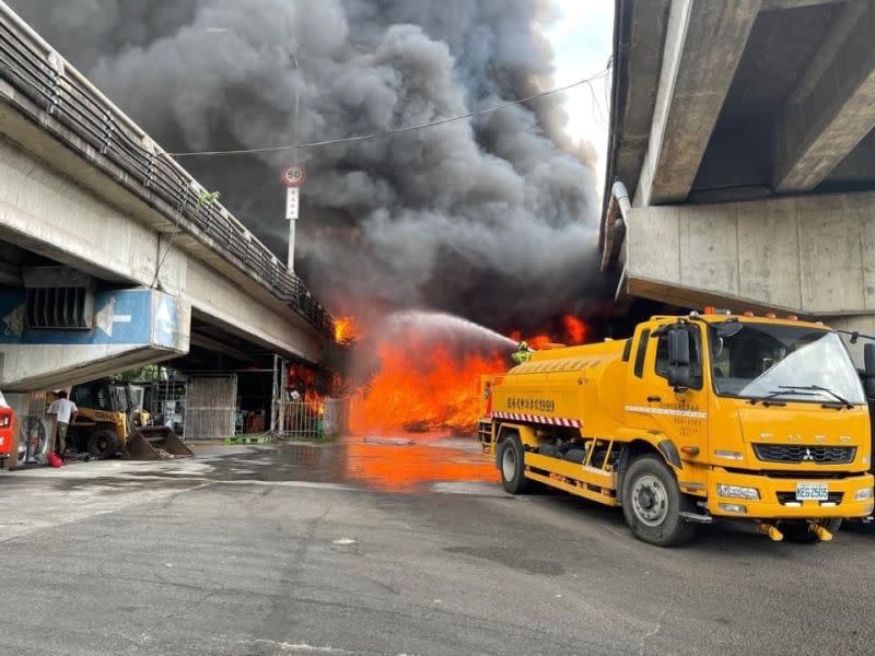 ▲新北市中和高速公路橋下廢棄床墊因不明原因起火。（圖／翻攝畫面）