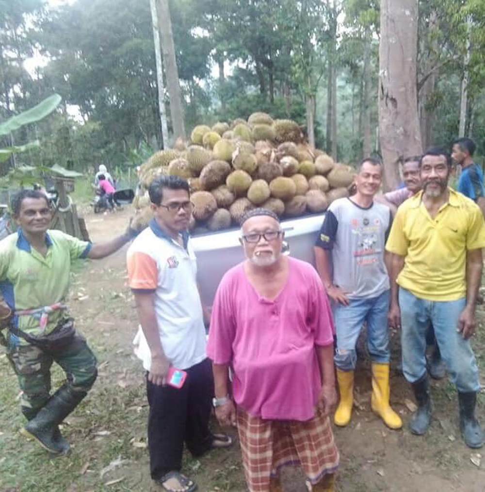 The Kampung Sempeneh villagers collected durians from their village and shared with 10,000 people. — Picture via Twitter