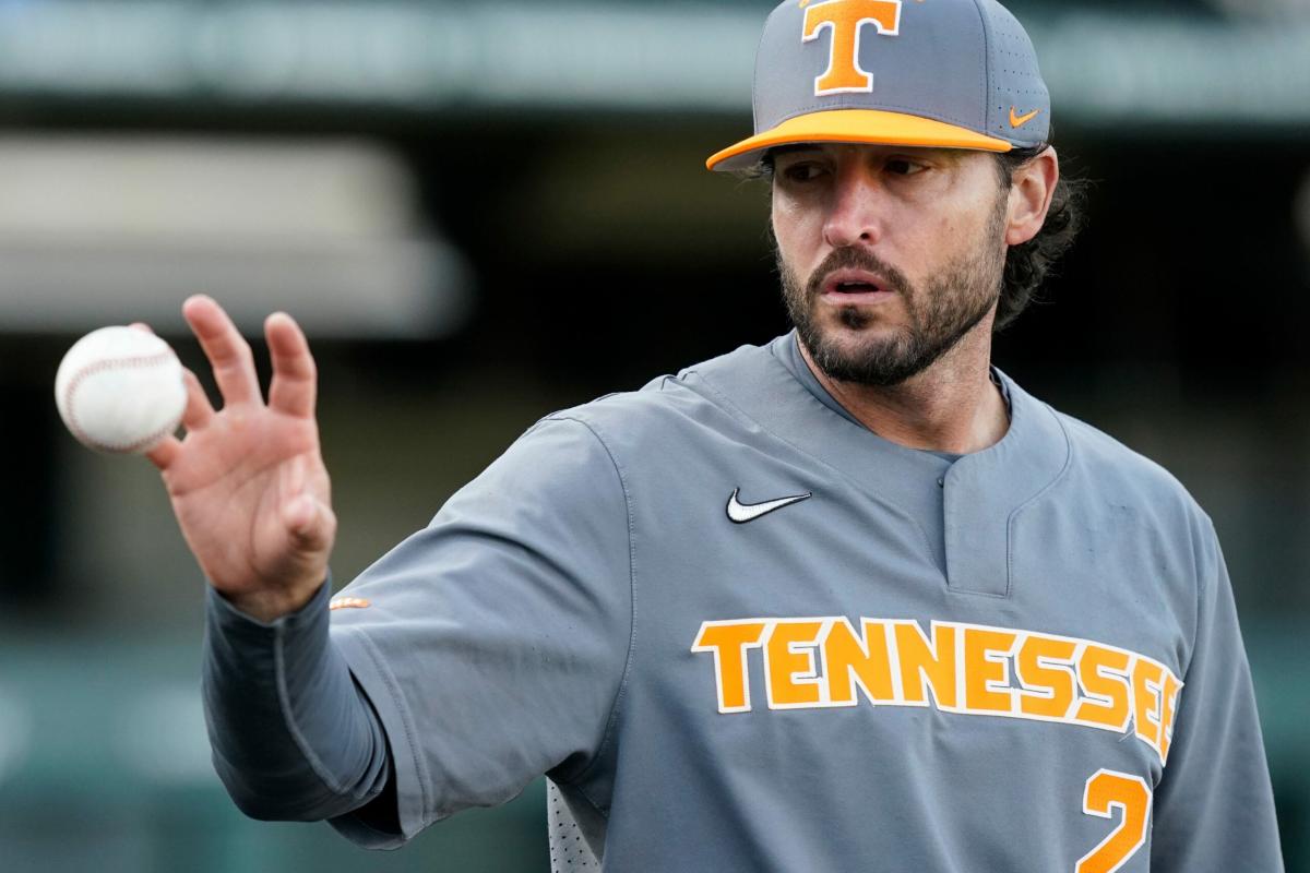 Tennessee drops series finale to Kentucky