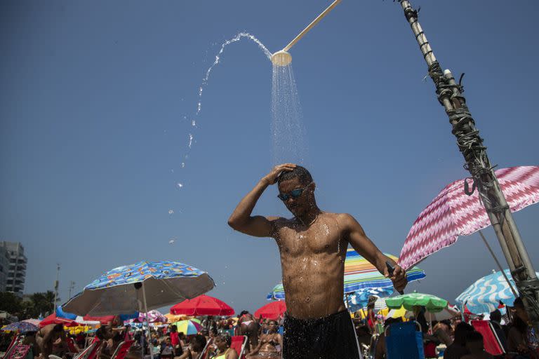 Un hombre se refresca en Ipanema, Río de Janeiro. (AP/Bruna Prado)