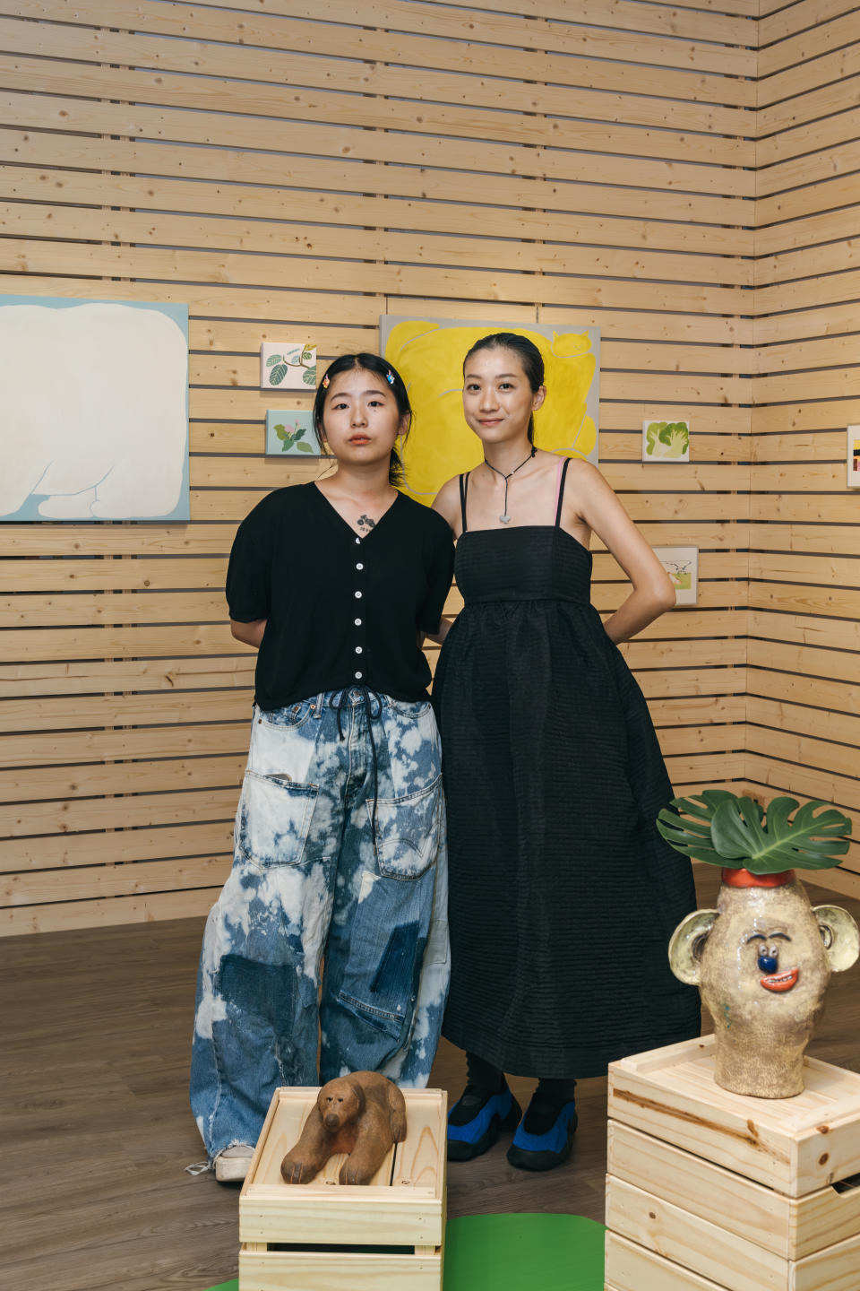 (右起)兩位臺灣年輕女性藝術家何恩寧、劉瑞芸(攝影Draco ,照片承藝術提供)