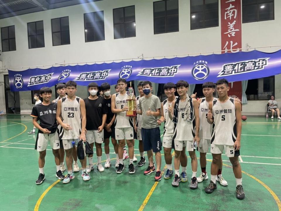 亞洲餐旅籃球隊勇奪台南市中等學校籃球對抗賽冠軍。（亞餐提供）