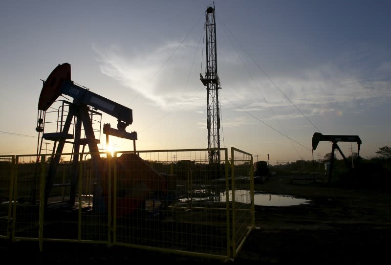 Pumpjacks are seen in Lagunillas, Ciudad Ojeda, in the state of Zulia, Venezuela December 22, 2015. REUTERS/Isaac Urrutia