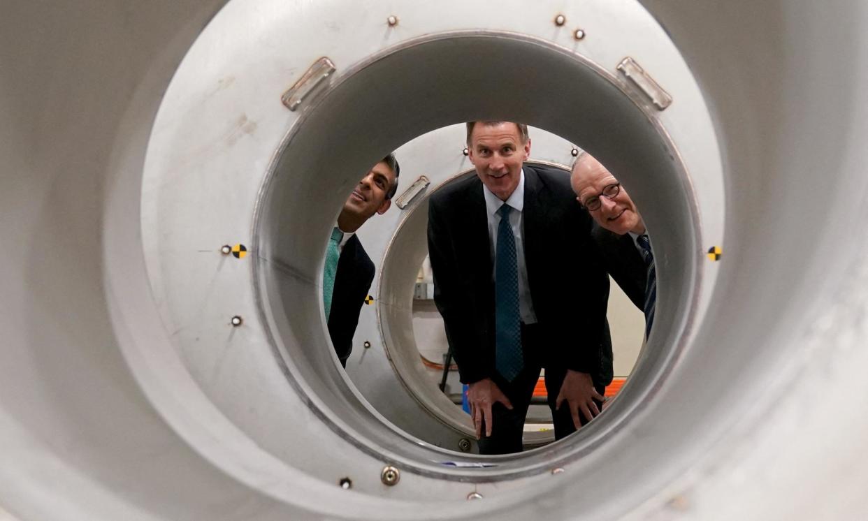 <span>Light at the end of the tunnel? The chancellor, Jeremy Hunt, centre, with the prime minister, Rishi Sunak, left, on a visit to Oxford on Friday. </span><span>Photograph: Jacob King/Reuters</span>
