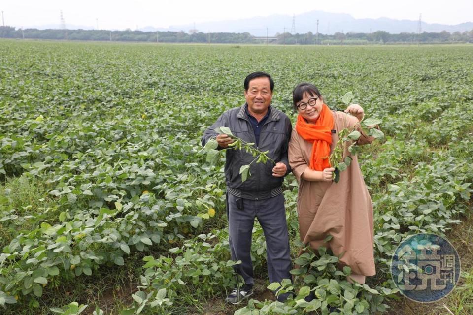 豆油伯行銷總監李明芳（右）去拜訪為他們契作的毛豆專家陳榮華（左）。