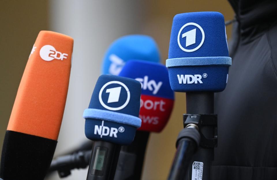 Mikrofone sind während eines Medientermins vor dem Mannschaftshotel der deutschen Handball-Nationalmannschaft zu sehen. - Copyright: Marijan Murat/dpa