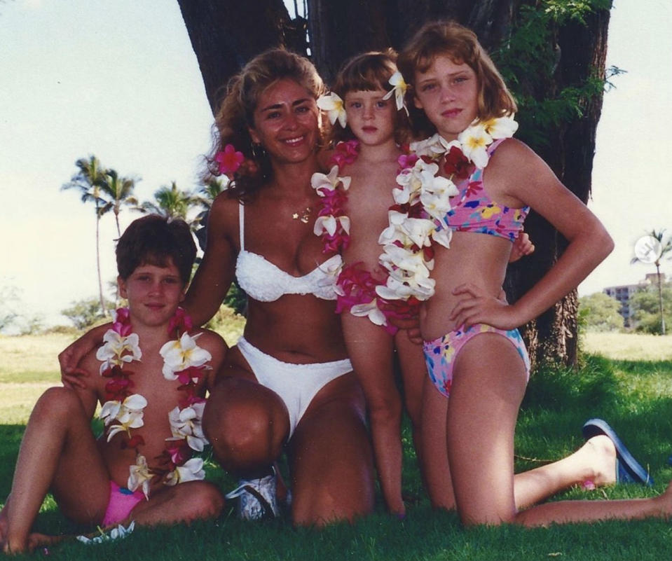 De izquierda a derecha, Francesca, Marina, Valentina y Chiara Ferragni de vacaciones en Maui (Hawái). Un viaje que realizaron en agosto de 1996. (Foto: Instagram / <a href="https://www.instagram.com/p/B5sdhORIh9H/" rel="nofollow noopener" target="_blank" data-ylk="slk:@marinadiguardo;elm:context_link;itc:0;sec:content-canvas" class="link ">@marinadiguardo</a>)