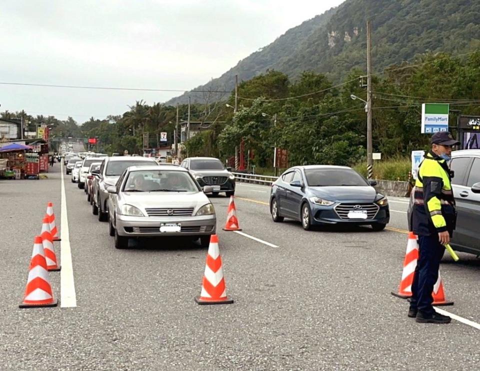 蘇花路廊北上車流量隨著清明假期進入尾聲逐漸增加，預估五日最後一天收假日交通量將可達一萬九千七百輛／日。（花蓮縣警局提供）