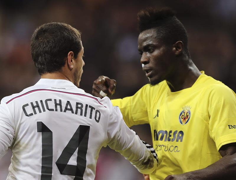 GRA439. MADRID, 01/03/2015.- El delantero mexicano del Real Madrid, Javier Hernández &quot;Chicharito&quot; (d), discute con el defensa costamarfileño del Villarreal, Eric Bertrand Bailly, durante el encuentro correspondiente a la vigesimoquinta jornada de primera división, que han disputado esta noche en el estadio Santiago Bernabéu, en Madrid. EFE / Ballesteros.