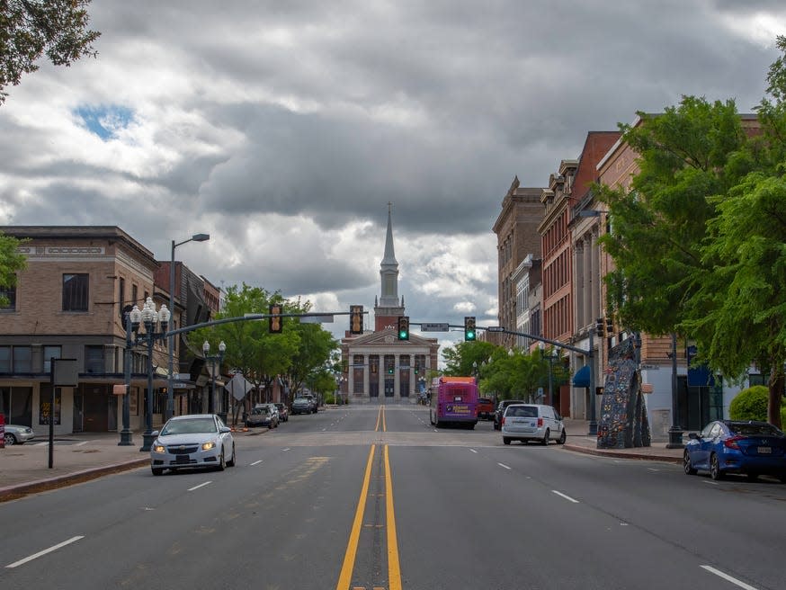 SHREVEPORT, LA., U.S.A. - March 30, 2020: The usually busy Caddo Parish seat is nearly deserted at 5 p.m. on a Tuesday, as the state observes restrictions due to the coronavirus pandemic.