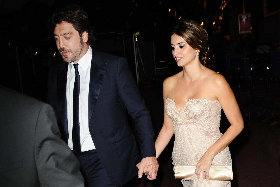 En juillet 2010, soit deux ans après leurs retrouvailles sur <em>Vicky Cristina Barcelona, </em>Penélope Cruz et Javier Bardem décident de franchir un cap important. Le couple se marie dans "<em>la maison d’un ami aux Bahamas</em>", comme l’explique Amanda Silverman, l’agent de la comédienne au site <em>People</em>. La cérémonie est organisée dans la plus stricte intimité. "<em>Penélope portait une robe dessinée par John Galliano, un ami de longue date</em>", précise-t-elle. Si elle a finalement accepté de dire "oui" à son cher et tendre, Penélope Cruz a longtemps ressenti des doutes vis-à-vis du mariage. "<em>Je ne sais pas si je crois au mariage</em>, expliquait-elle au magazine <em>Psychologies </em>en février 2010, quelques mois avant la cérémonie. <em>Je crois à la famille, l’amour et les enfants. Quand j’aurai des enfants, je veux vraiment bien le faire. Je veux que ce soit le meilleur projet de ma vie.</em>" <em>(Photo by Stephane Cardinale/Corbis via Getty Images)</em>