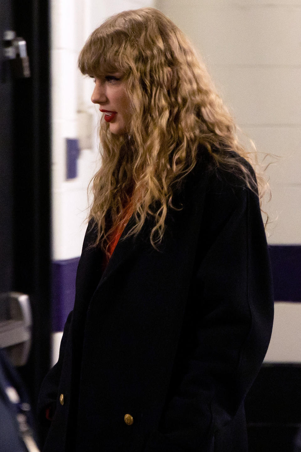 taylor swift has curly hair at travis' afc championshi gmae