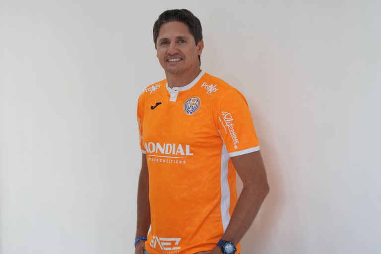 Edmílson hoy, a los 46 años, con la camiseta del club que fundó en 2019, Ska Brasil, un 'semillero' de jugadores; el campeón del mundo 2002 es un activo empresario 