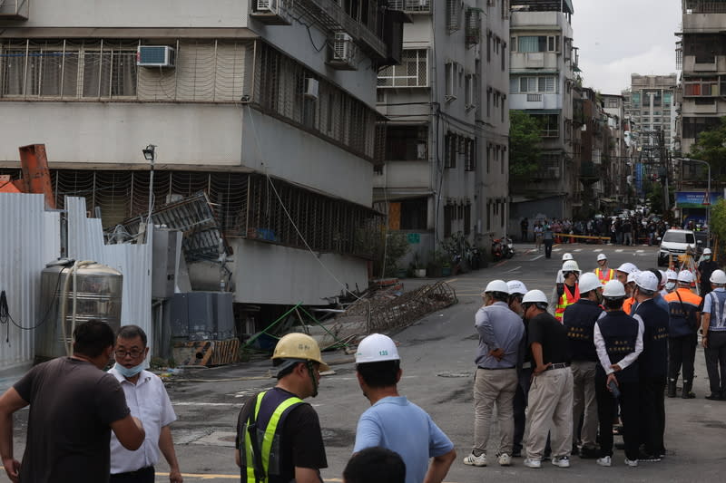 台北市中山區大直街巷弄多棟大樓7日疑因周邊建案開挖而傾斜，市府持續以灌漿方式讓壓力維持平衡，並疏散住戶。圖為8日上午現場作業情形。（中央社）