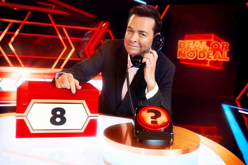 Stephen Mulhern talks to the banker on Deal or No Deal