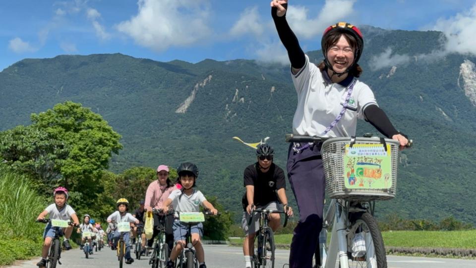 孩子在每部車掛上自己的手繪祈福卡，慈幼小騎士為花蓮而