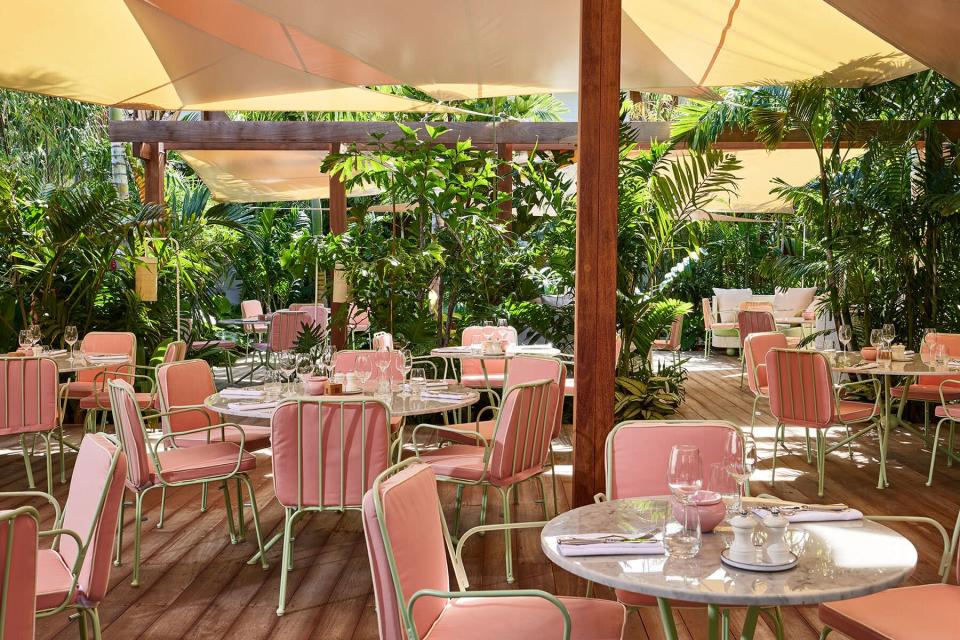 Outdoor dining option at Le Tropical Ho&#x000302;tel St Barth