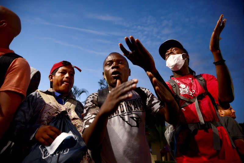 Migrantes caminan en una caravana rumbo a Estados Unidos, en Tapachula