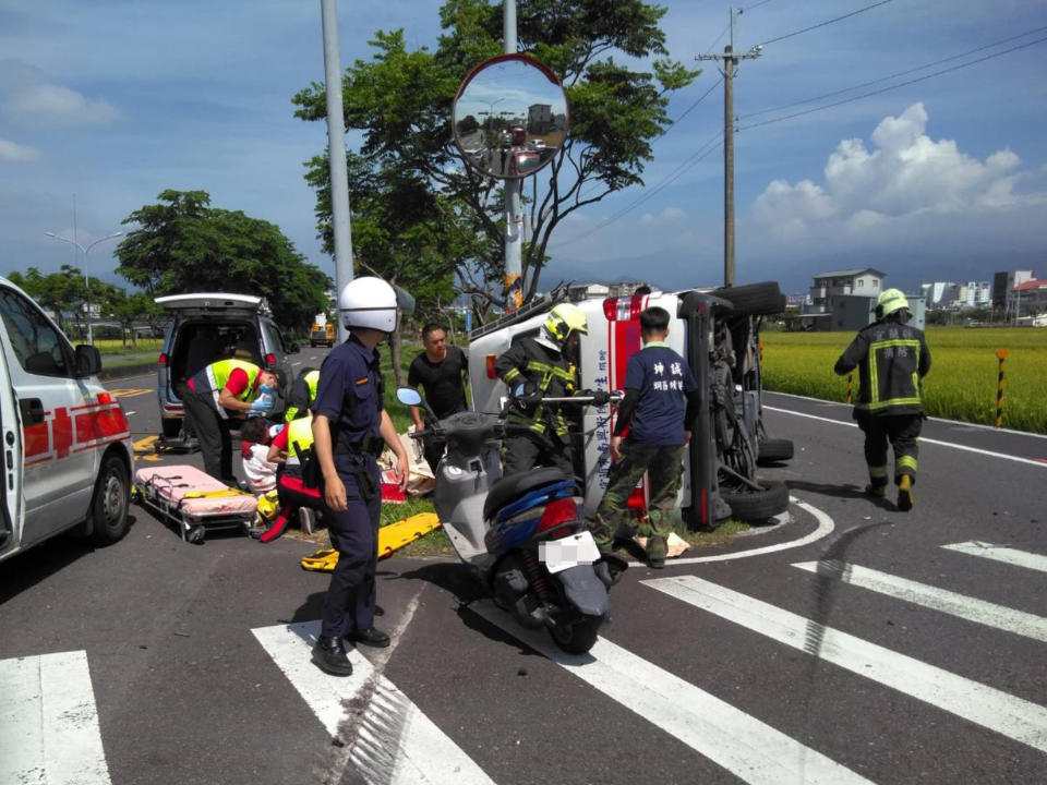 宜蘭縣消防局救護車19日在運送傷者就醫時，途中在宜蘭市縣民大道二段與一輛自小客車相撞，救護車頂蓋全毀，4人送醫，其中1名呂姓救護員傷勢較嚴重，有腦出血狀況，需留院開刀。（宜蘭縣消防局提供）