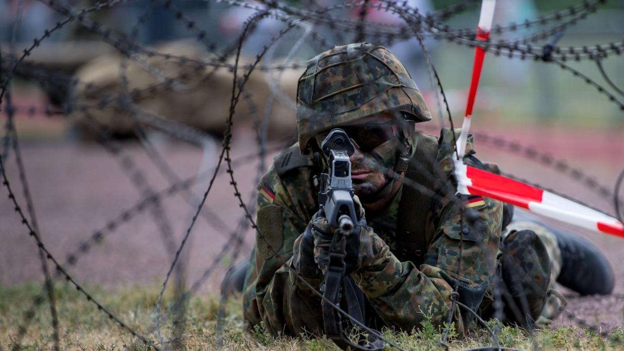 Bundeswehrsoldat in Dresden: Der Wehretat ist schon jetzt der zweitgrößte Posten im Bundeshaushalt. Foto: Monika Skolimowska