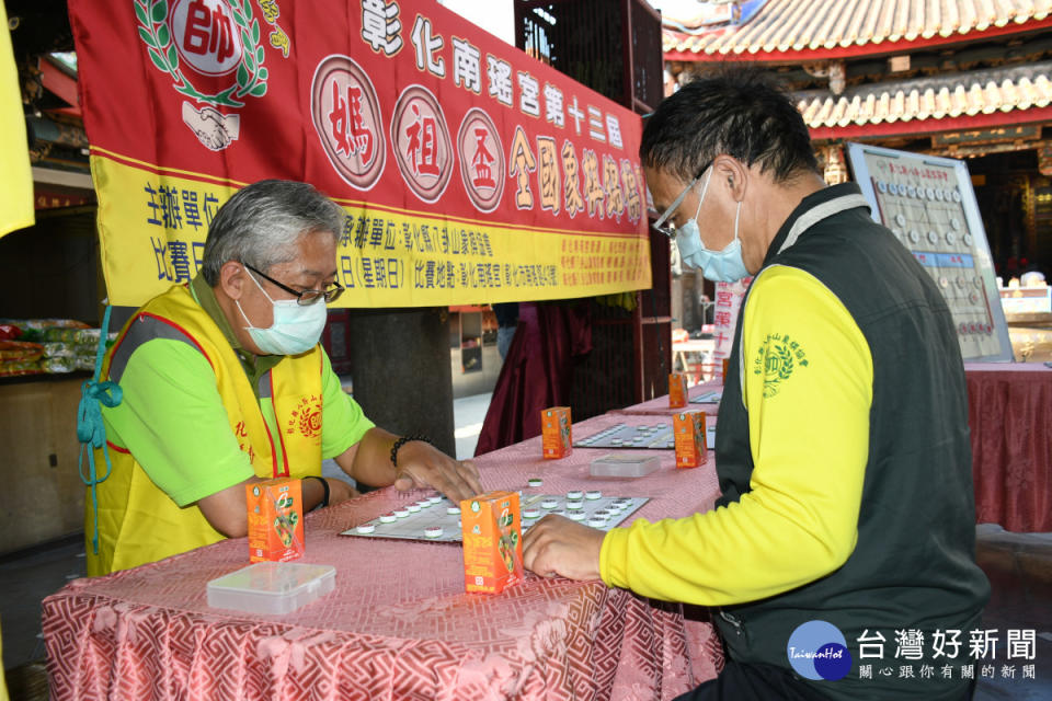 彰化縣八卦山象棋協會總幹事黃英俊（右）和協會理事黃國俊聚精會神對奕。圖／彰化市公所提供