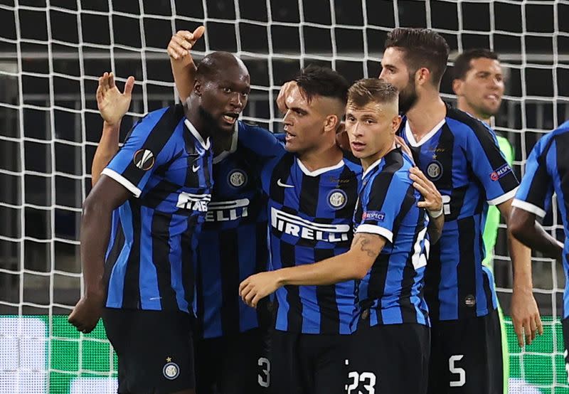 Romelu Lukaku celebra con sus compañeros el primer gol del Inter de Milán frente al Getafe por octavos de final de la Europa League.