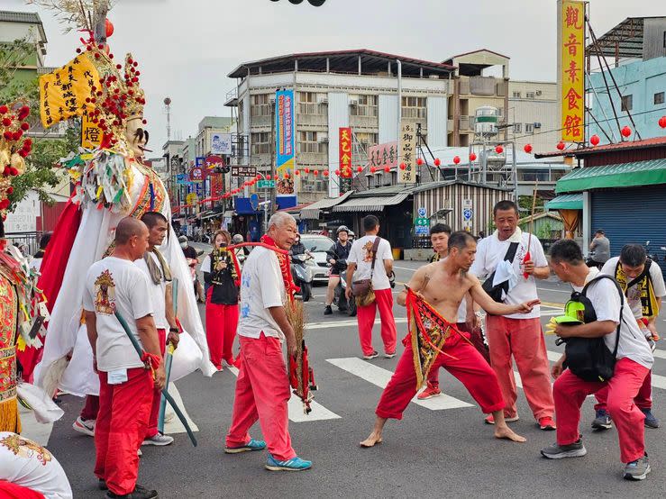 旗山城隍廟巡掃活動，在重要路口進行慎重儀式。（記者湯茗富攝）