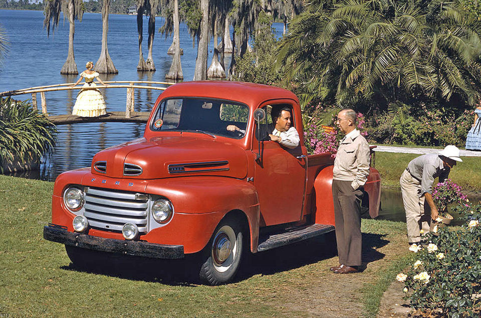 <p>Ford a compris très tôt qu'il pouvait exploiter de manière rentable le marché des camions, mais jusqu'à la Seconde Guerre mondiale, tous ses véhicules de ce type étaient dérivés de voitures particulières. La première génération de la série F, également connue sous le nom de <strong>Bonus-Built</strong>, était différente.</p><p>Conçue dès le départ comme un camion, elle se décline sous de nombreuses formes, avec une grande variété de poids total autorisé en charge. Il a établi une ligne de modèles à long terme qui se vend de manière fiable, même dans les pires moments de l'histoire.</p>