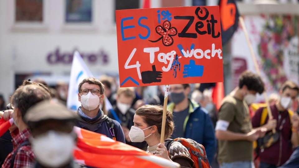 Demonstranten mit einem Schild mit der Aufschrift: 