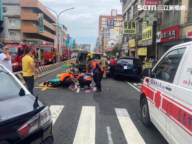 台南市北區鴨母寮市場前8日上午發生一對母女在斑馬線上遭休旅車撞擊，3歲女童不治，母親住院中。