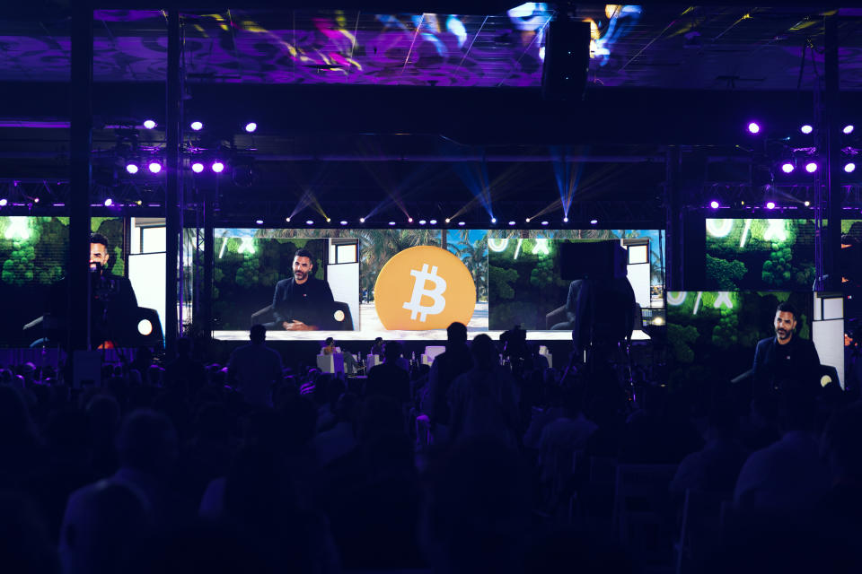El escenario principal para los oradores de Bitcoin 2021 en Miami el 4 de junio de 2021. (Alfonso Duran/The New York Times)