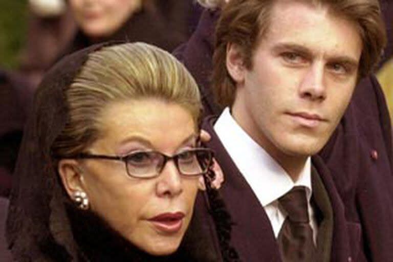 Marina Doria, esposa de Víctor Emanuel, y su hijo Emanuel Filiberto, en el funeral de un familiar