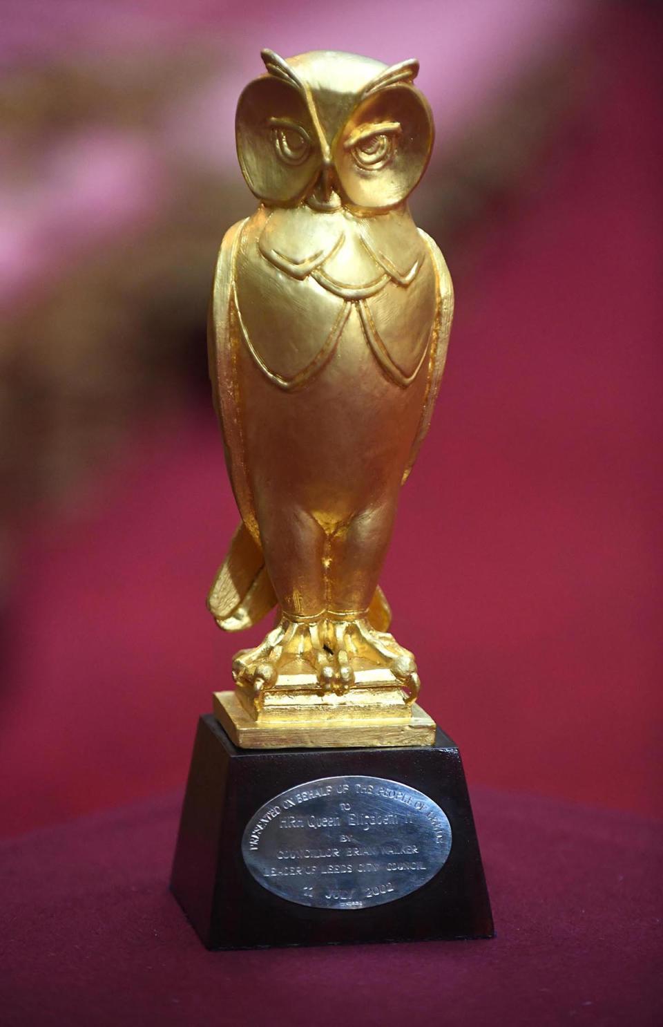 <p>Eine vergoldete Eule aus Bronze aus der Stadthalle von Leeds, die Queen Elizabeth II. geschenkt wurde – Montag, 3. April 2017, Buckingham Palace, London. (Stuart C. Wilson/Getty Images) </p>