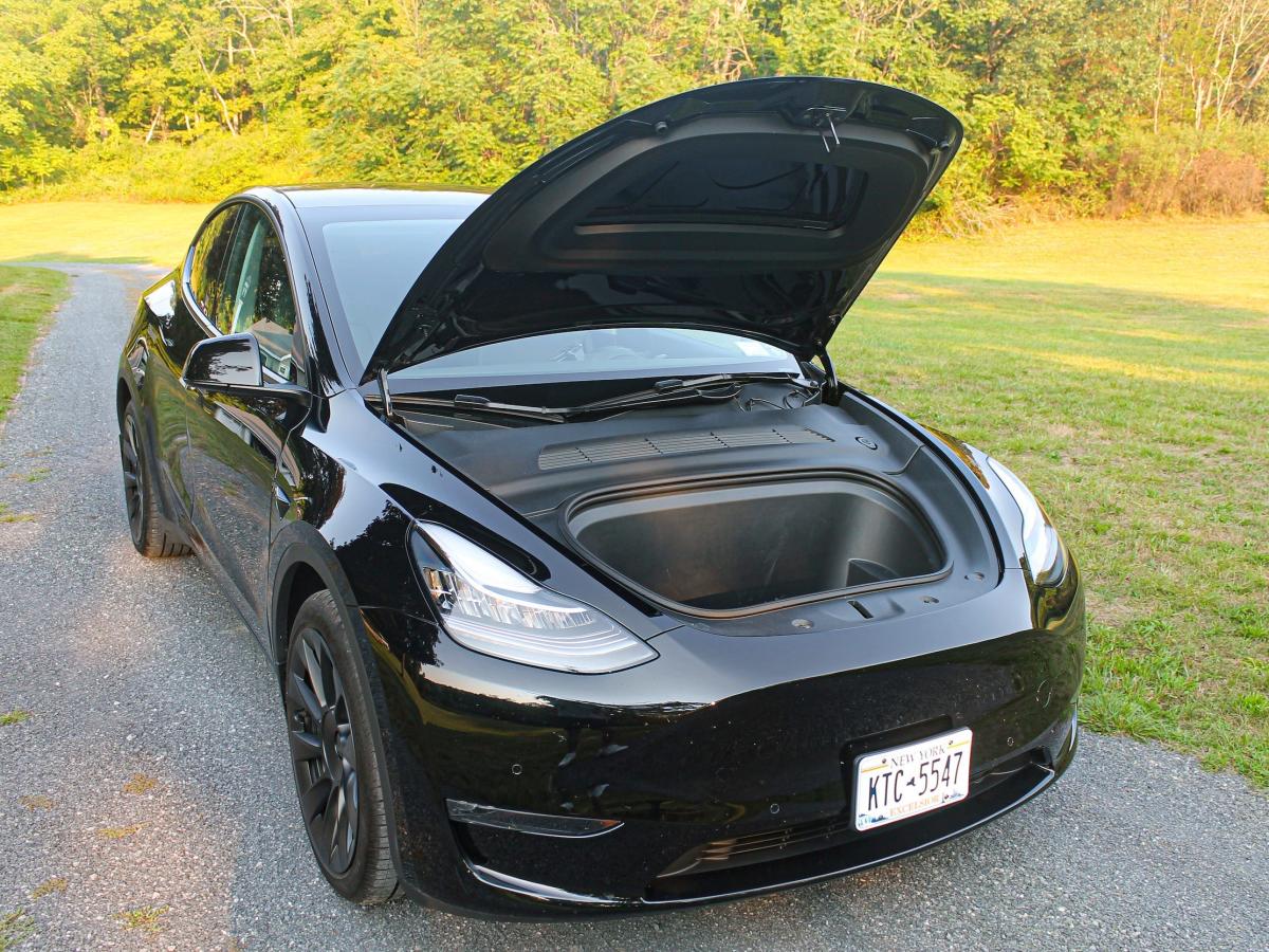 Собственик на Tesla казва, че е получил сметка за ремонт от $14 000 един ден след закупуването на Model Y. Нов доклад предполага, че това е част от много по-голям проблем.