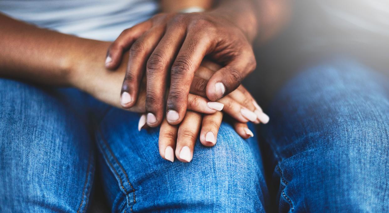 Etiquette experts sound off on how to comfort someone who has experienced a loss. (Photo: PeopleImages via Getty Images)