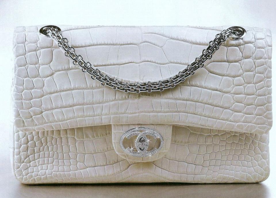 Si miramos a las clásicas está la cartera ‘Diamond Forever’ de Coco Chanel. Esta cartera está cotizada en $261.000 y también tiene una base de cuero de cocodrilo acompañado de diamantes.